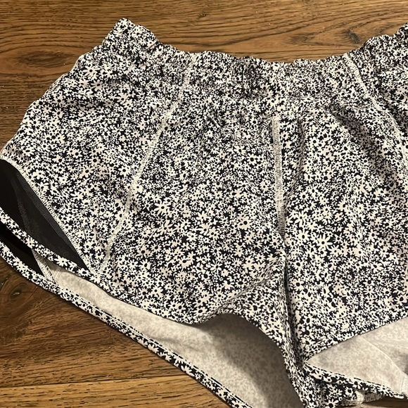 Lululemon Rare Flower Printed Hotty Hot Shorts - Picture 2 of 4